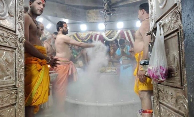 भस्म आरती में हो रहे भ्रष्टाचार को रोकने मंदिर परिक्षेत्र में सूचना बोर्ड लगाए जाएंगे और कंट्रोल रूम से लगातार उद्घोषणा की जाएगी 1 KSHITITECH 27A 55 KSHITITECH
