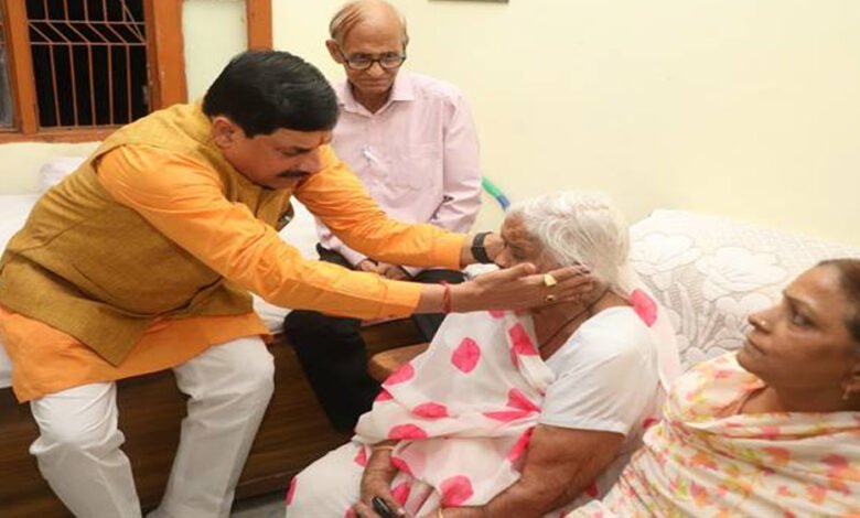 मुख्यमंत्री डॉ यादव ने प्रेस फोटोग्राफर स्व. देवेन्द्र दुबे के परिजन को दी सांत्वना 1 KSHITITECH 28A 9 KSHITITECH