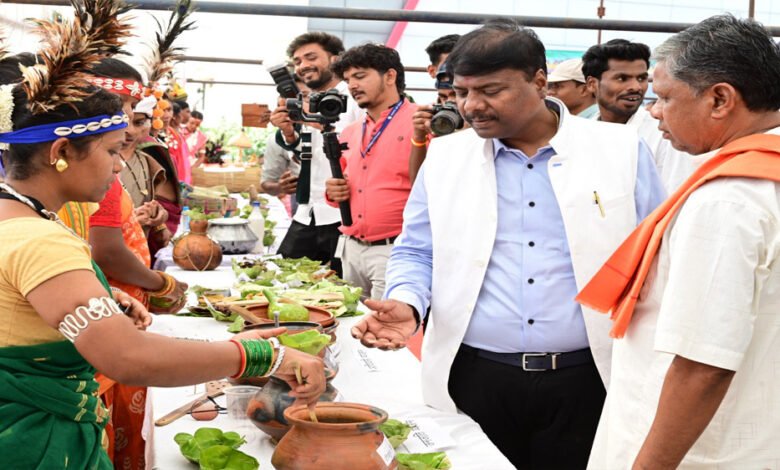 जनजातीय व्यंजन, आभूषण, वेशभूषा और शिल्पकला का हुआ भव्य प्रदर्शन: मंत्री केदार कश्यप 1 KSHITITECH 29A 26 1 KSHITITECH