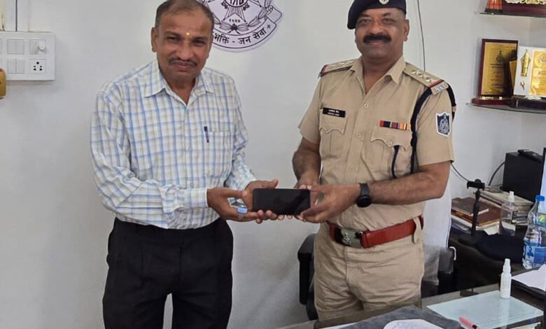 कोतवाली पुलिस द्वारा सेल्समेन का गुम हुआ मोबाईल ढूंढ़कर दिलाया वापस 1 KSHITITECH 3A125 KSHITITECH