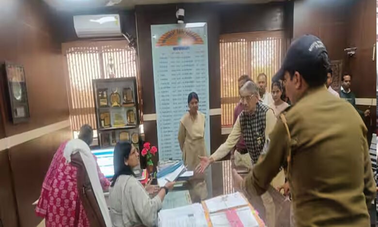 ग्वालियर : कलेक्टर रुचिका चौहान का निजी स्कूलों को आदेश वे छात्रों को ड्रेस, किताबें किसी विशेष दुकान से खरीदने के लिए बाध्य न करें 1 KSHITITECH 5A 72 1 KSHITITECH