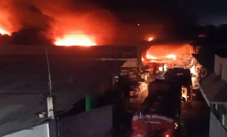 इंदौर में टेंट हाउस के गोदाम में लगी आग चंदन नगर क्षेत्र की घटना फायर ब्रिगेड ने पाया क़ाबू 1 KSHITITECH 6A 43 KSHITITECH