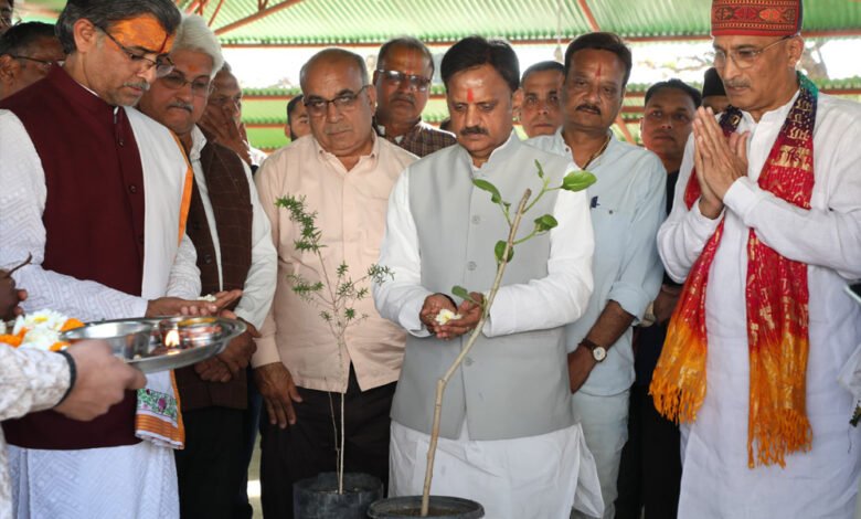 उप मुख्यमंत्री शुक्ल ने लक्ष्मणबाग गौ-शाला परिसर रीवा में कृष्णवट वृक्ष व भोजपत्र वृक्ष का किया रोपण 1 KSHITITECH 8A 10 KSHITITECH