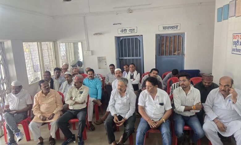 थाना कोतवाली अनूपपुर में मिल जुलकर शान्तिपूर्वक आगामी त्यौहार मनाने लिए गया सर्वसम्मति से निर्णय 1 KSHITITECH bethak 2 KSHITITECH