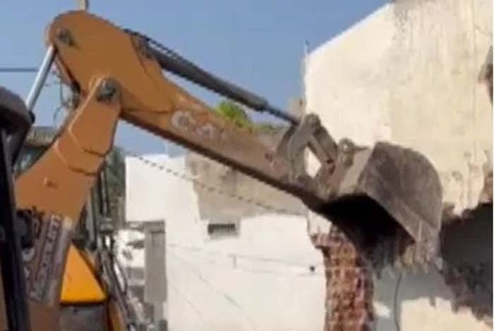 भरूच जिले में प्रेमी संग महिला फरार, गुस्साए घरवालों ने बुलडोजर से तोड़ा बॉयफ्रेंड का घर, 6 अरेस्ट 1 KSHITITECH boldo KSHITITECH