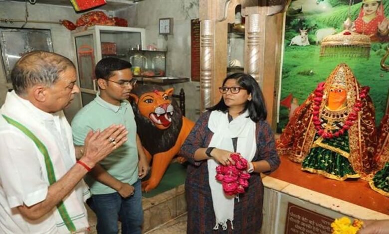 कलेक्टर ने नगर निगम आयुक्त के साथ शीतला माता मंदिर पहुंचकर मेले की व्यवस्थाओं का लिया जायजा 1 KSHITITECH cale KSHITITECH