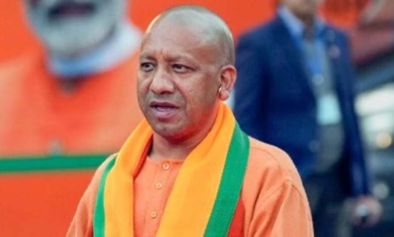 आगरा में सीएम योगी के विमान की इमरजेंसी लैंडिंग, तकनीकी खराबी की वजह से उड़ान में बाधा 1 KSHITITECH cm yogi1 2 KSHITITECH