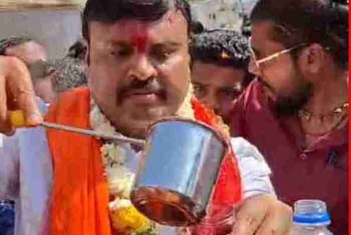 विधायक अभिलाष पांडे ने प्रयागराज से कई टैंकर में गंगाजल मंगवाकर स्थानीय निवासियों में किया वितरण 1 KSHITITECH gangajal1 KSHITITECH