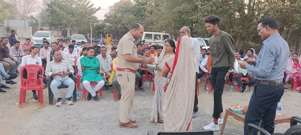 होली त्यौहार पर ली गयी शांति समिती की बैठकबैठक में उपपुलिस अधीक्षक (मुख्यालय) ,एंव थाना प्रभारी मुलमुला विनोद जाटवर की उपस्थिती में ली गयी 2 KSHITITECH img 20250309 wa00192421631928513403745 KSHITITECH
