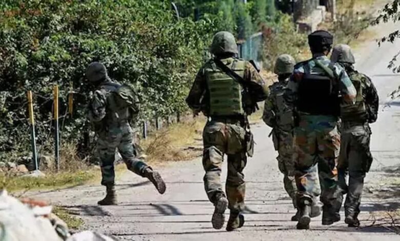 कठुआ में चल रहे एनकाउंटर के बाद जम्मू-कश्मीर में पलिस द्वारा बड़ी मात्रा में सुरक्षा बलों के तैनात किया गया 1 KSHITITECH jamu1 4 KSHITITECH