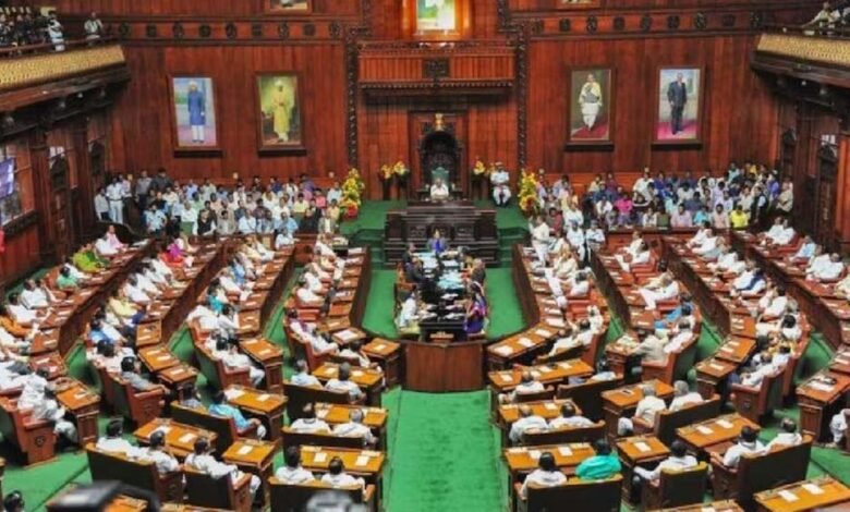 कर्नाटक विधानसभा से BJP के 4 विधायको को बाहर निकाला, मुस्लिम आरक्षण को लेकर जमकर हंगामा 1 KSHITITECH karnatak1 1 KSHITITECH