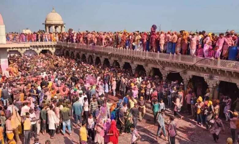 बरसाना में लठमार होली देखने आ रहे हैं? पहले जान लें होटल के रेट, कहीं सड़क पर ना गुजारनी पड़ जाए रात 1 KSHITITECH lath1 KSHITITECH