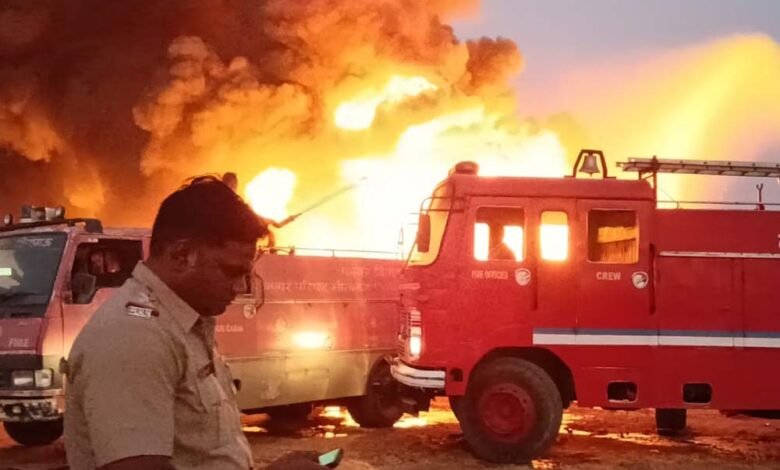 मंदसौर में मसाला फैक्ट्री में लगी आग, मचा हड़कंप, लाखों का सामान जलकर खाक 1 KSHITITECH mandsore1 KSHITITECH