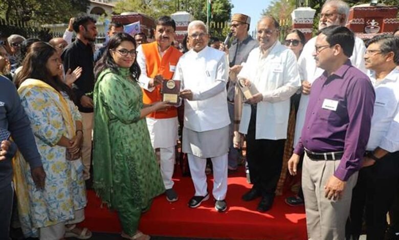 राज्यपाल पटेल ने अंगदान जनजागृति कार रैली को राजभवन से हरी झंडी दिखा किया रवाना 1 KSHITITECH patel 1 KSHITITECH