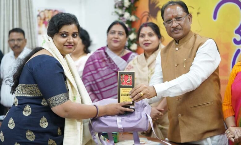 मुख्यमंत्री विष्णुदेव साय ने जनसंपर्क विभाग की महिला अधिकारियों को किया सम्मानित 1 KSHITITECH say KSHITITECH