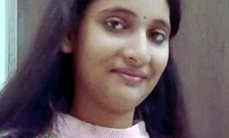 यूपी के देवरिया जिले से एक दुखद खबर, विराट कोहली के आउट होने के बाद आठवीं की छात्रा की हार्ट अटैक से मौत 1 KSHITITECH student 3 KSHITITECH