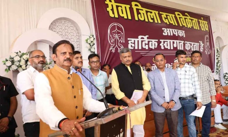 दवा विक्रेताओं की भी पीड़ित मानवता की सेवा में है महत्वपूर्ण भूमिका - उप मुख्यमंत्री शुक्ल 1 Console Corptech Pradakshina Consulting Pvt Ltd su Console Corptech Pradakshina Consulting Pvt Ltd