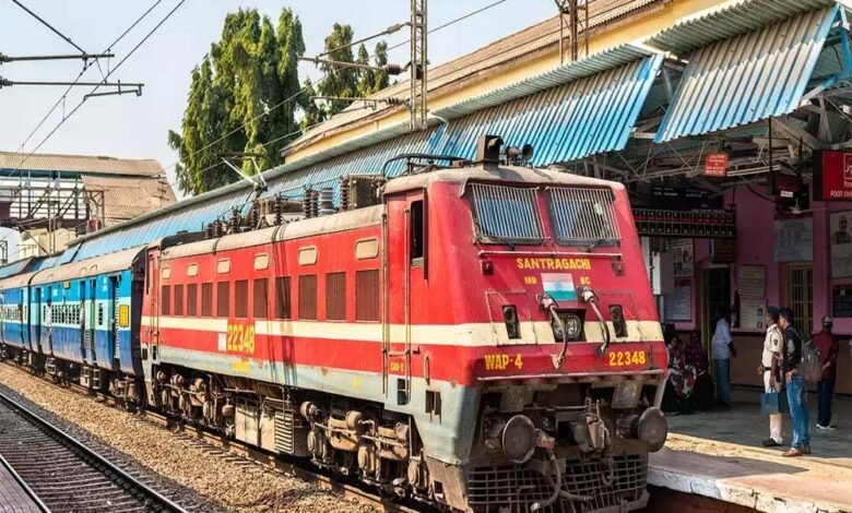 भोपाल मंडल के संत हिरदाराम नगर रेलवे स्टेशन पर रेलवे मजिस्ट्रेट द्वारा विशेष जांच अभियान चलाया गया 1 KSHITITECH train1 6 KSHITITECH