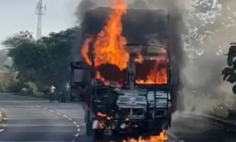 अचानक जलने लगा ट्रक, ट्रक के ड्राइवर और हेल्पर कुछ समझ पाते आग तेजी से फैल गई, कूदकर बचाई जान 1 KSHITITECH trak1 1 KSHITITECH