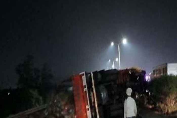 कटघर थाना क्षेत्र में दर्दनाक हादसा, एक ट्रक दुसरे ट्रक से भिड़े, इस हादसे में 3 श्रमिकों की चली गई जान 1 KSHITITECH trak1 KSHITITECH