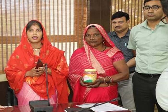 स्व-सहायता समूह की महिलाओं ने कलेक्ट्रेट पहुँचकर कलेक्टर को भेंट किया शहद 1 KSHITITECH woman1 1 KSHITITECH