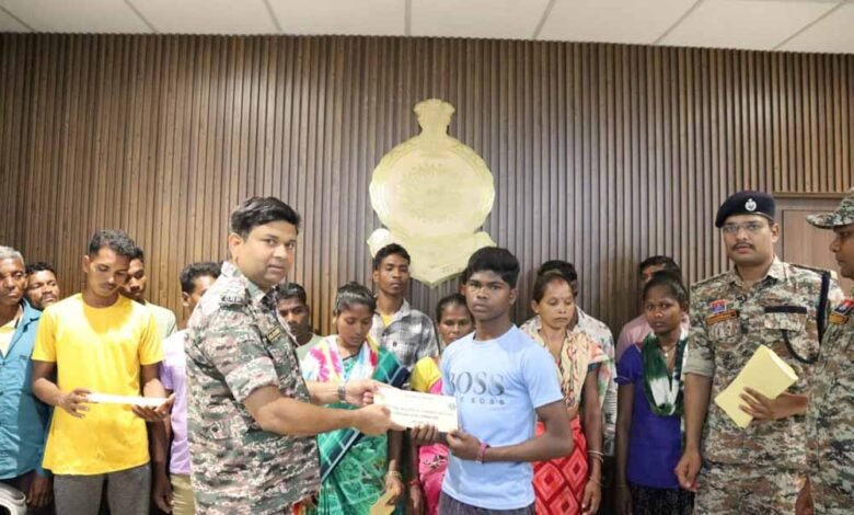 नक्सलियों को छत्तीसगढ़ सरकार देगी एलएमजी के बदले 5 लाख और एके-47 पर 4 लाख रुपये 1 KSHITITECH 1 418 KSHITITECH