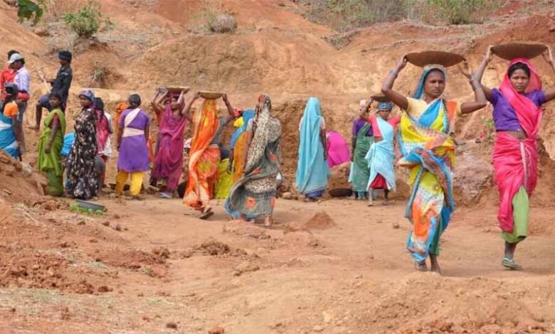 अपर आयुक्त मनरेगा ने की ग्राम लाई के स्वच्छाग्राहियों के कार्य की सराहना 1 KSHITITECH 1 504 KSHITITECH