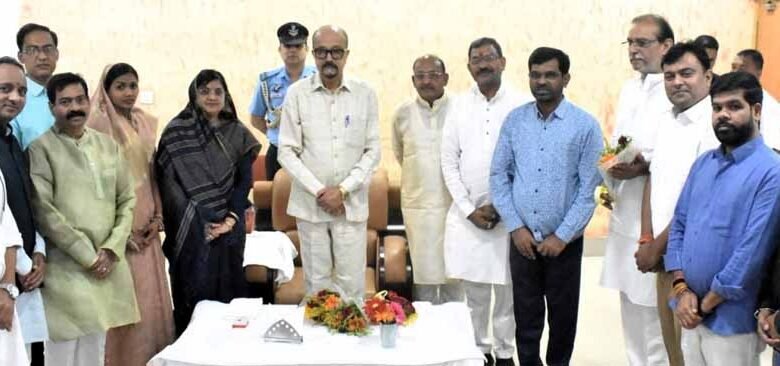 राज्यपाल रमेन डेका ने सर्किट हाउस बालोद में जनप्रतिनिधियों एवं विभिन्न संगठनों के प्रतिनिधियों से की मुलाकात 1 KSHITITECH 1 53 KSHITITECH