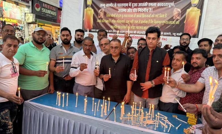 टाउन चौराहे पर न्यूमार्केट के व्यापारियों ने श्रद्धांजलि सभा की आयोजित 1 KSHITITECH 1 913 KSHITITECH