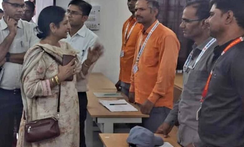 पश्चिम मध्य रेल महाप्रबंधक श्रीमती शोभना बंदोपाध्याय ने रेलवे के एरिया ट्रेनिंग सेंटर का निरीक्षण किया 1 KSHITITECH 1 944 KSHITITECH