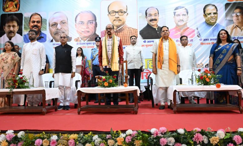 राज्यपाल रमेन डेका बिलासपुर के लखीराम ऑडिटोरियम में आयोजित मध्यदेशीय वैश्य महासभा के राष्ट्रीय सम्मेलन में शामिल हुए 1 KSHITITECH 10A 83 1 KSHITITECH