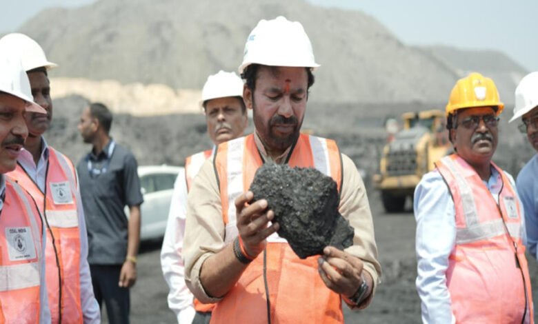 केंद्रीय कोयला मंत्री जी किशन रेड्डी ने खदान में उतरकर, कोयले को उठाकर खदान को करीब से देखा 1 KSHITITECH 11A 20 KSHITITECH