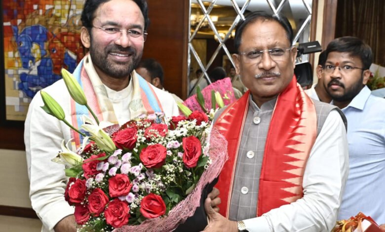 मुख्यमंत्री विष्णु देव साय ने छत्तीसगढ़ के प्रवास पर आए केंद्रीय कोयला एवं खान मंत्री जी. किशन रेड्डी से सौजन्य मुलाकात की 1 KSHITITECH 11A 7 KSHITITECH