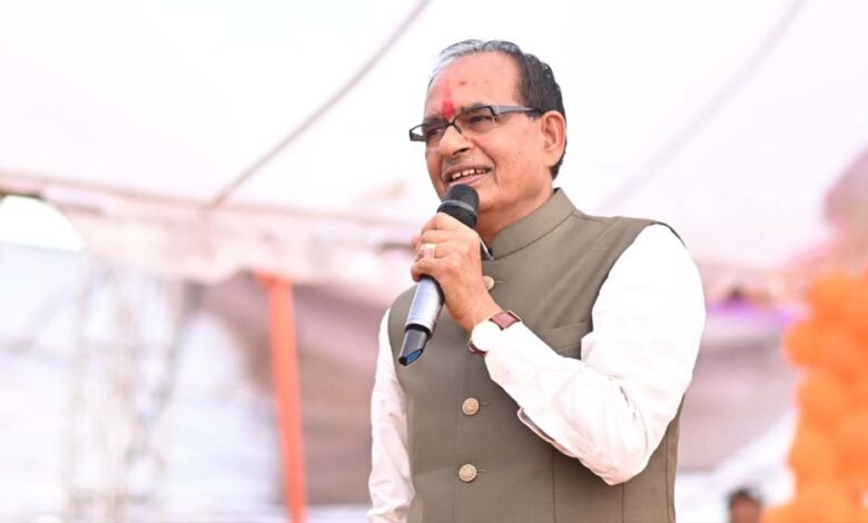 मंत्री शिवराज सिंह चौहान ने कन्नौद में हितग्राहियों को प्रधानमंत्री आवास के स्वीकृति पत्र वितरित किए और कई विकास कार्यों का भूमिपूजन-लोकार्पण किया 1 KSHITITECH 12A 32 KSHITITECH