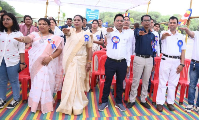 संविधान निर्माता को श्रद्धांजलि देने जुटे जनप्रतिनिधि, अधिकारी और आम नागरिक 1 KSHITITECH 14A 105 KSHITITECH