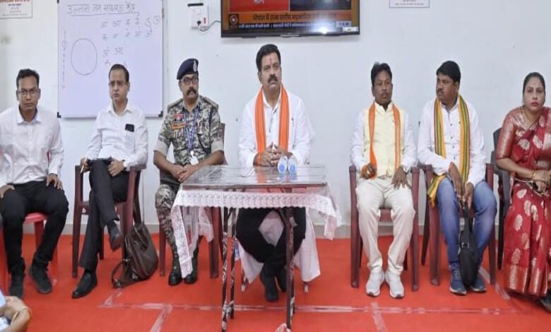 उपमुख्यमंत्री शर्मा ने राज्य शासन की समस्त योजनाओं के लाभ दिलाने के दिए निर्देश 1 KSHITITECH 14A 18 1 KSHITITECH