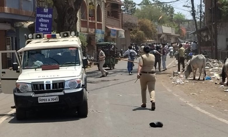 गुना में हुए बवाल में पुलिस ने अब तक 9 आरोपितों को किया गिरफ्तार, हमलावरों के घरों पर बुलडोजर चलाने की मांग 1 KSHITITECH 14A 83 KSHITITECH