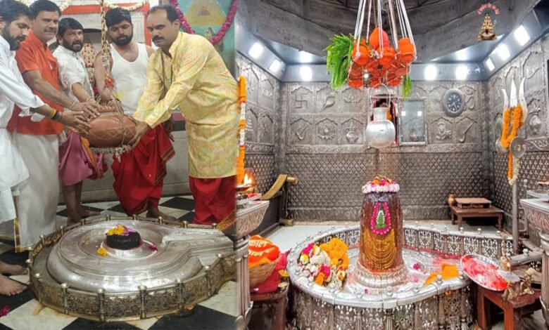वैशाख कृष्ण प्रतिपदा से ज्योतिर्लिंग महाकाल के शीश मिट्टी के कलशों से शीतल जलधारा प्रवाहित करने की शुरुआत 1 KSHITITECH 14A 86 1 KSHITITECH