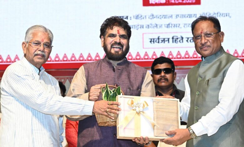 मुख्यमंत्री साय छत्तीसगढ़ खादी तथा ग्रामोद्योग बोर्ड के नवनियुक्त अध्यक्ष राकेश पांडेय के पदभार ग्रहण कार्यक्रम में हुए शामिल 1 KSHITITECH 15A 10 KSHITITECH