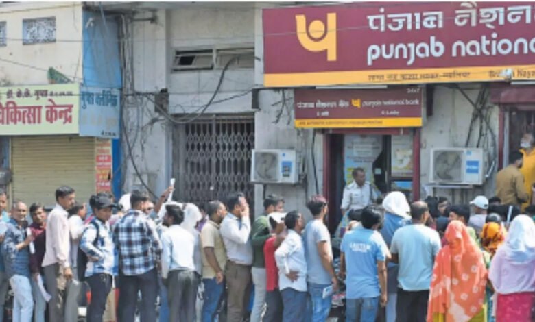 ग्वालियर में अमरनाथ यात्रा रजिस्ट्रेशन के लिए उमड़ी भीड़, बैंक में घुसकर कुर्सियां तोड़ी, पुलिस ने संभाला मोर्चा 1 KSHITITECH 16A 36 KSHITITECH