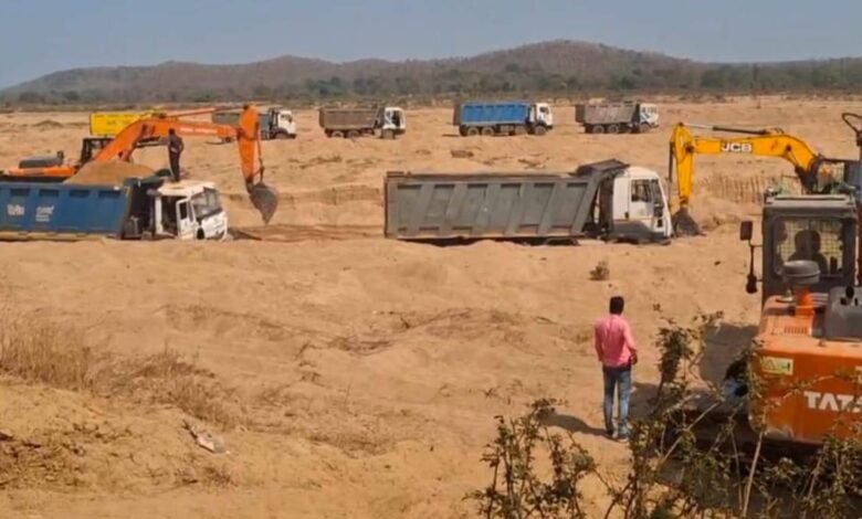 जांजगीर-चांपा में जिला प्रशासन की मिलीभगत से फलफूल रहा अवैध रेत खनन का कारोबार ग्रामीण चक्काजाम करने के लिए बहुत जल्द मुख्यमंत्री को सौंपेंगे ज्ञापन। 1 KSHITITECH 16 174110037167c71553985a0 4kanker26new KSHITITECH