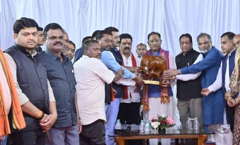 मुख्यमंत्री साय से विभिन्न समाज के प्रतिनिधिमंडल ने की सौजन्य भेंट मांगों और समस्याओं से कराया अवगत 1 KSHITITECH 17A 27 KSHITITECH