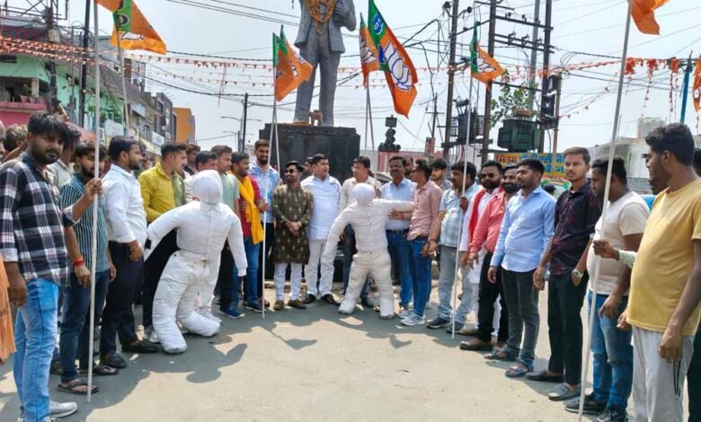 भाजपा युवा मोर्चा ने आज अंबेडकर चौराहा पर सोनिया गांधी और राहुल गांधी का पुतला दहन किया गया 1 KSHITITECH 17A 49 KSHITITECH