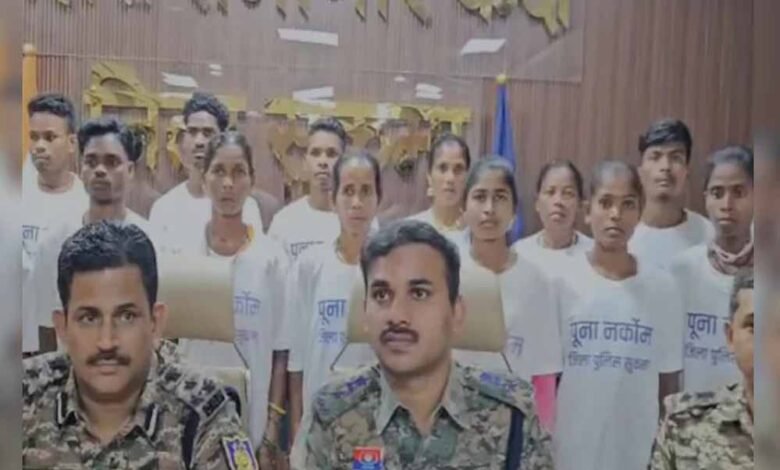 छत्तीसगढ़ के सुकमा में 22 नक्सलियों ने डाले हथियार, 16 लाख की इनामी नक्सली दंपत्ति भी शामिल 1 KSHITITECH 18A 69 KSHITITECH