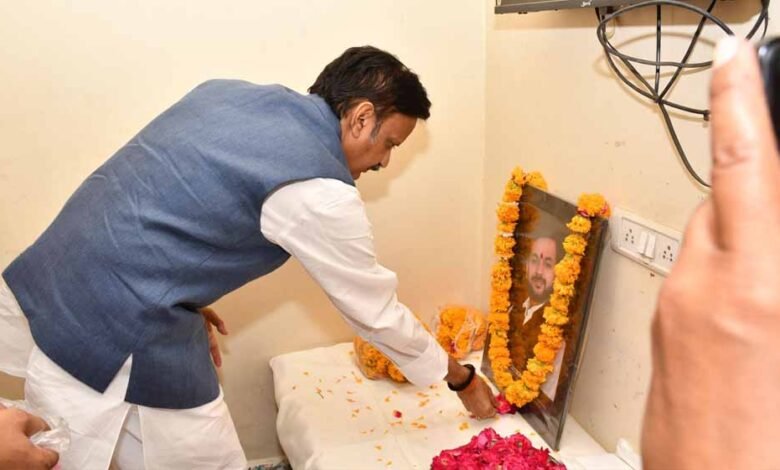 उप मुख्यमंत्री शुक्ल ने स्व. शिवम गोस्वामी को दी श्रद्धांजलि, परिजन को बंधाया ढांढस 1 KSHITITECH 19A 103 KSHITITECH