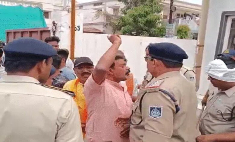जबलपुर में हिंदू संगठनों का स्कूल में हंगामा, तोड़फोड़, संचालक के भगवान राम पर विवादित स्टेटस से भड़के 1 KSHITITECH 1A 127 KSHITITECH