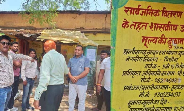 जर्जर भवन में चल रही है राशन दुकान, प्रशासन की अनदेखी, लोग हो रहे परेशान 1 KSHITITECH 2 275 KSHITITECH
