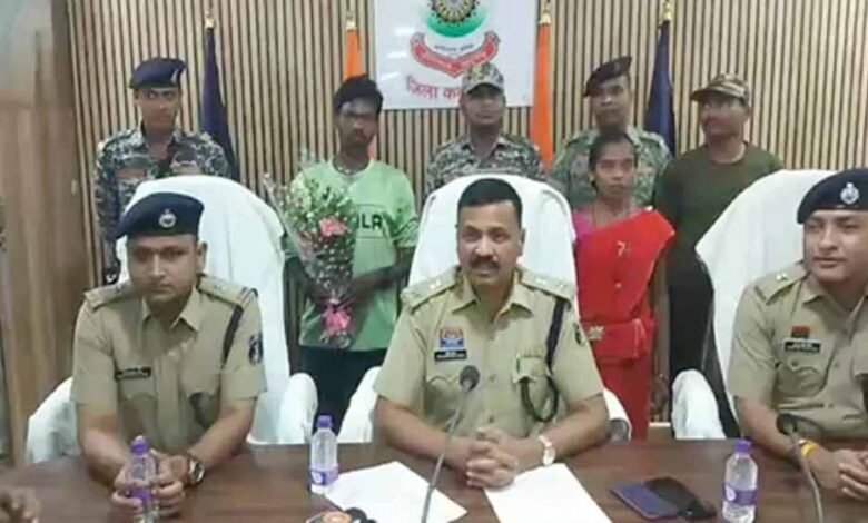 जिले में सक्रिय एक नक्सली दंपत्ति ने पुलिस के सामने किया आत्मसमर्पण 1 KSHITITECH 2 392 KSHITITECH