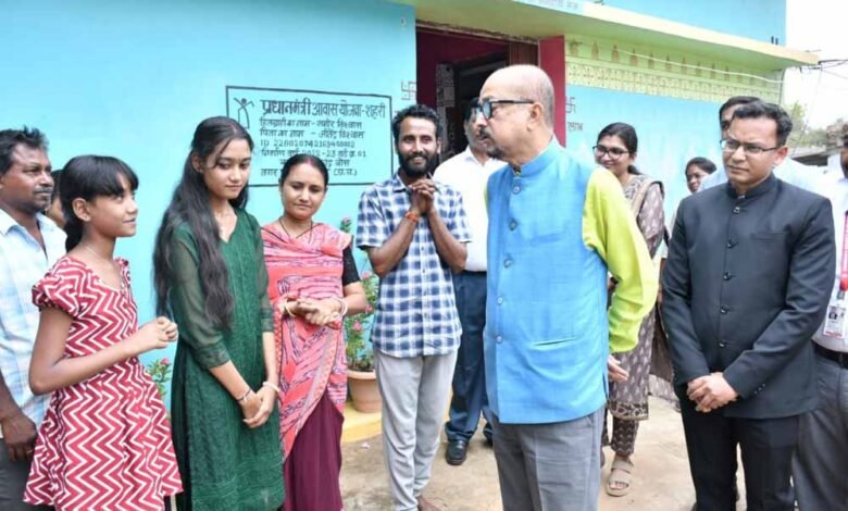 सुकमा में पीएम आवास लाभान्वित परिवार के घर पहुंचे राज्यपाल 1 KSHITITECH 2 64 KSHITITECH