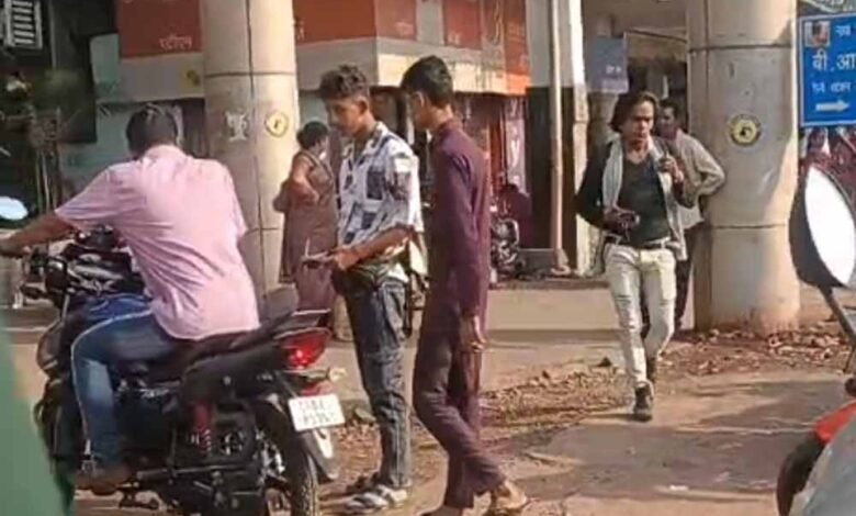 रायपुर रेलवे स्टेशन में पार्किंग के नाम पर अवैध वसूली का खेल 1 KSHITITECH 2 77 KSHITITECH